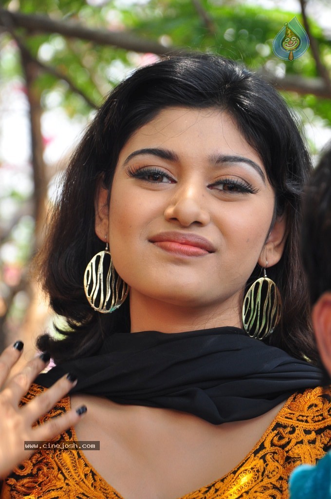 Oviya New Stills - 28 / 75 photos