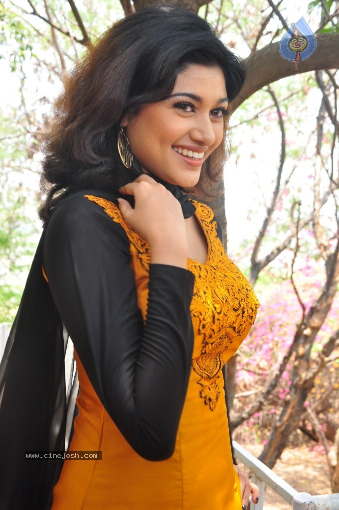 Oviya New Stills - 44 / 75 photos