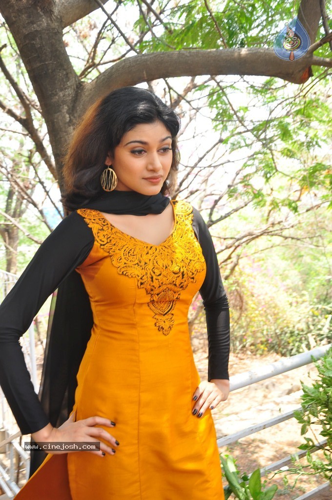 Oviya New Stills - 52 / 75 photos