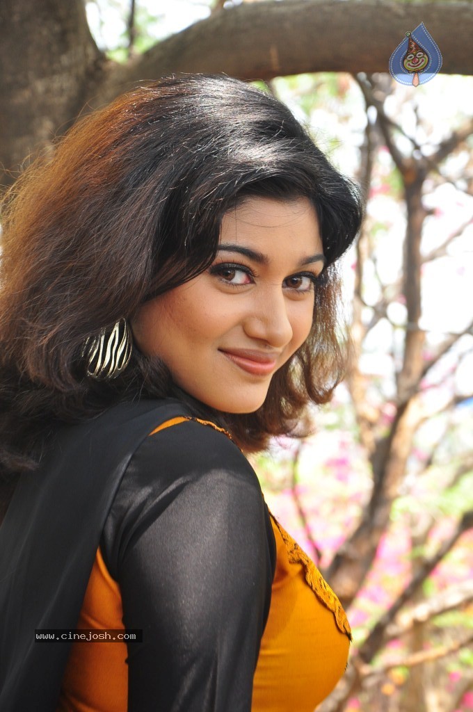 Oviya New Stills - 58 / 75 photos