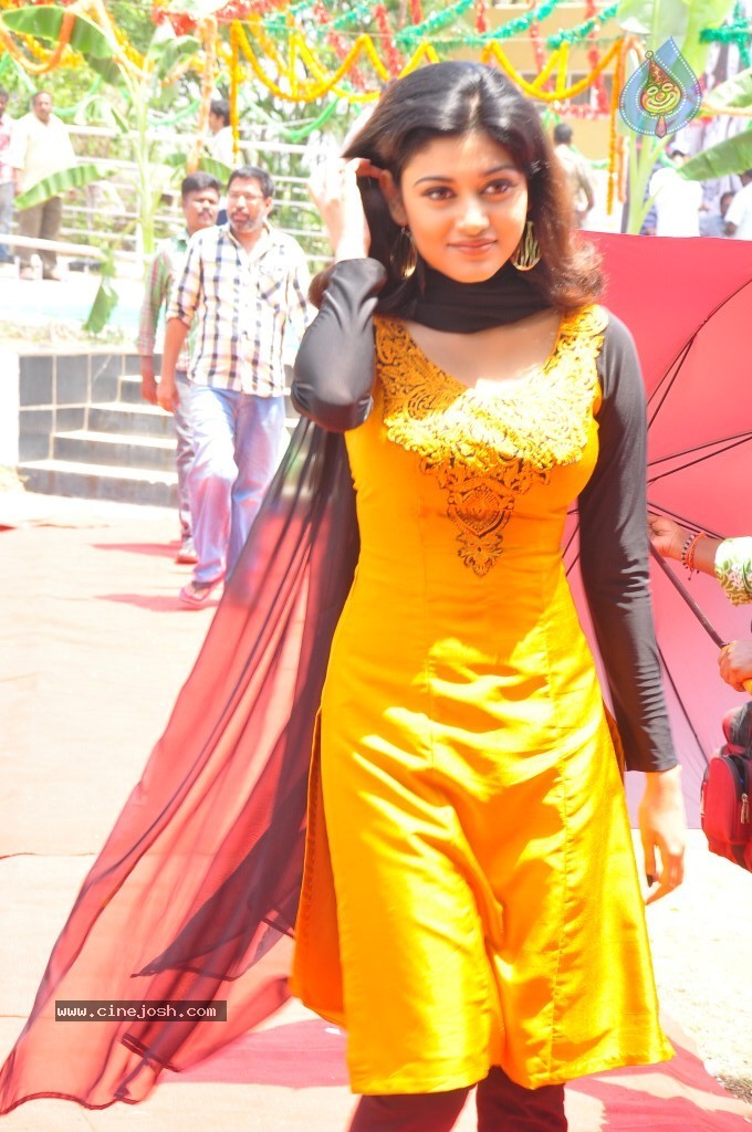 Oviya New Stills - 60 / 75 photos