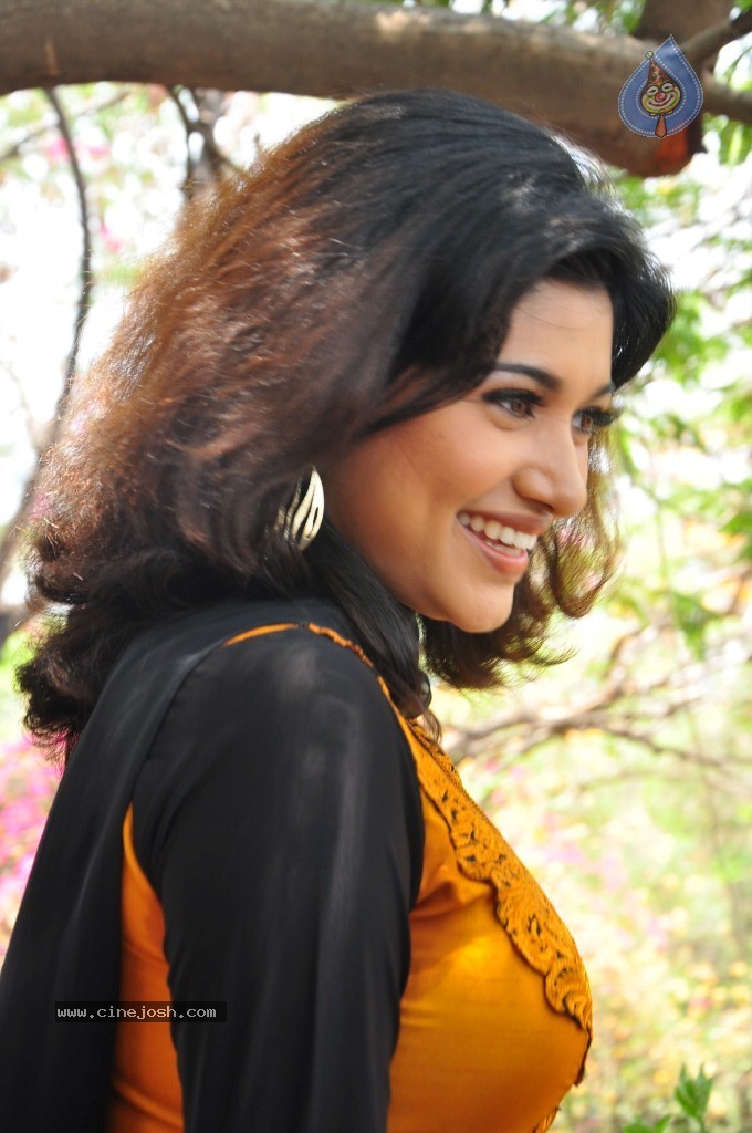 Oviya New Stills - 65 / 75 photos