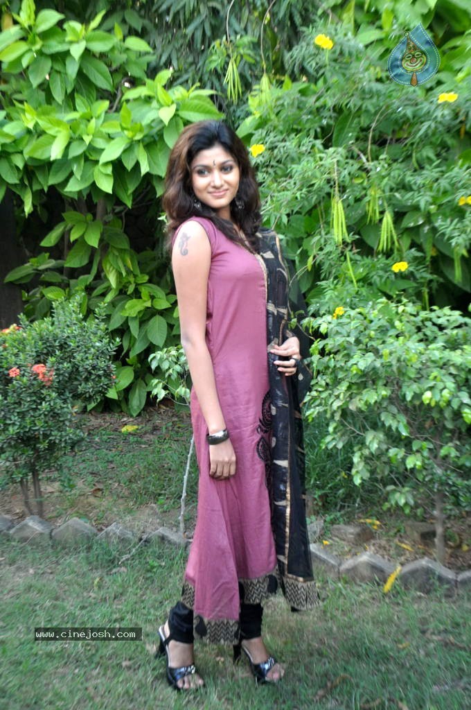 Oviya Stills - 8 / 26 photos