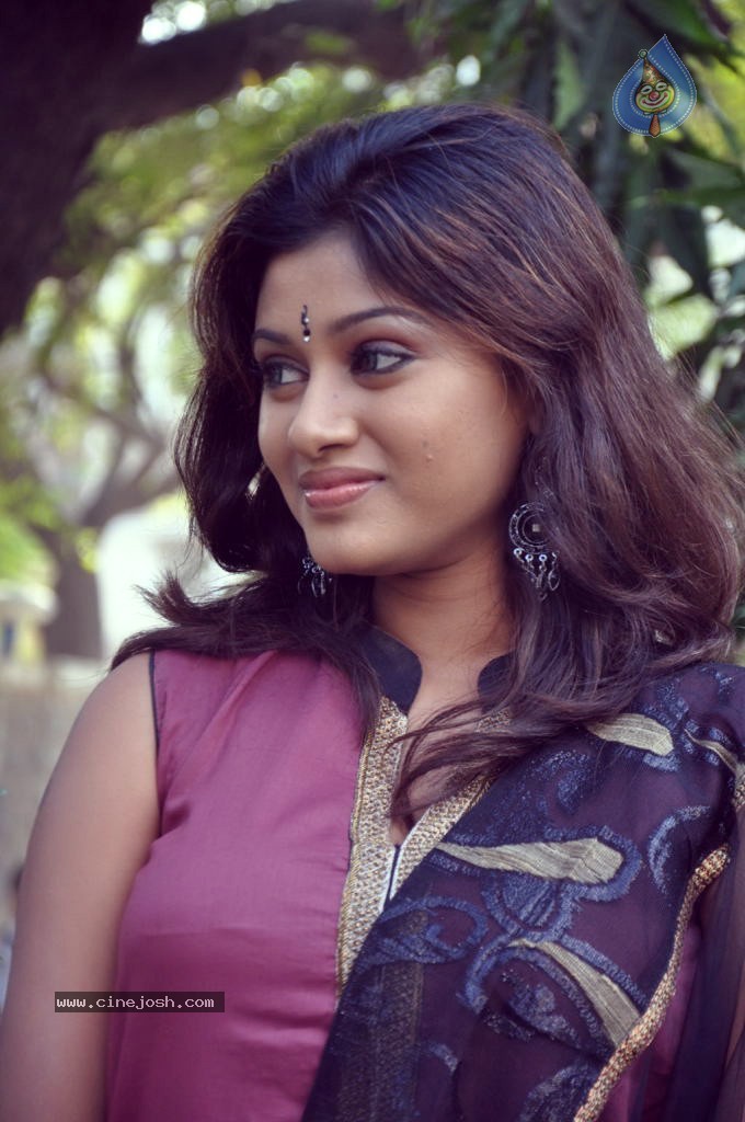 Oviya Stills - 11 / 26 photos