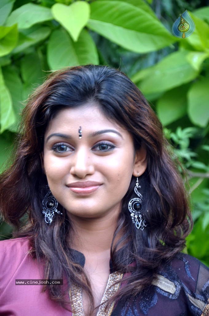 Oviya Stills - 19 / 26 photos