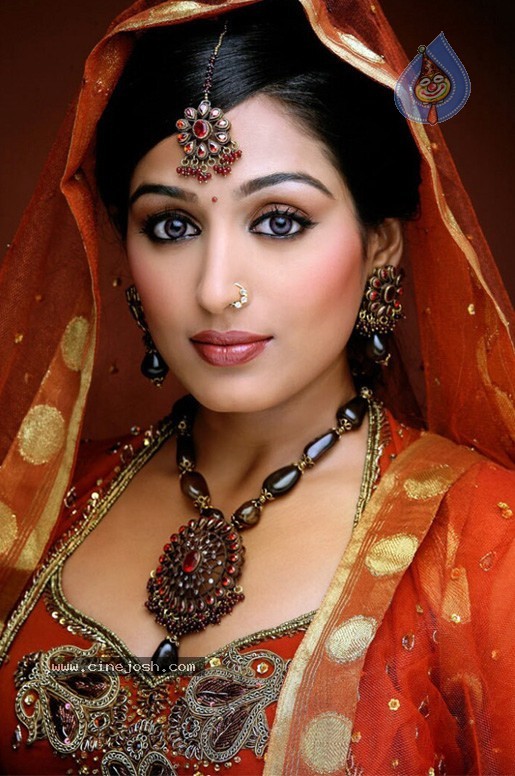 Padma Priya Stills (CineJosh Exclusive) - 11 / 38 photos
