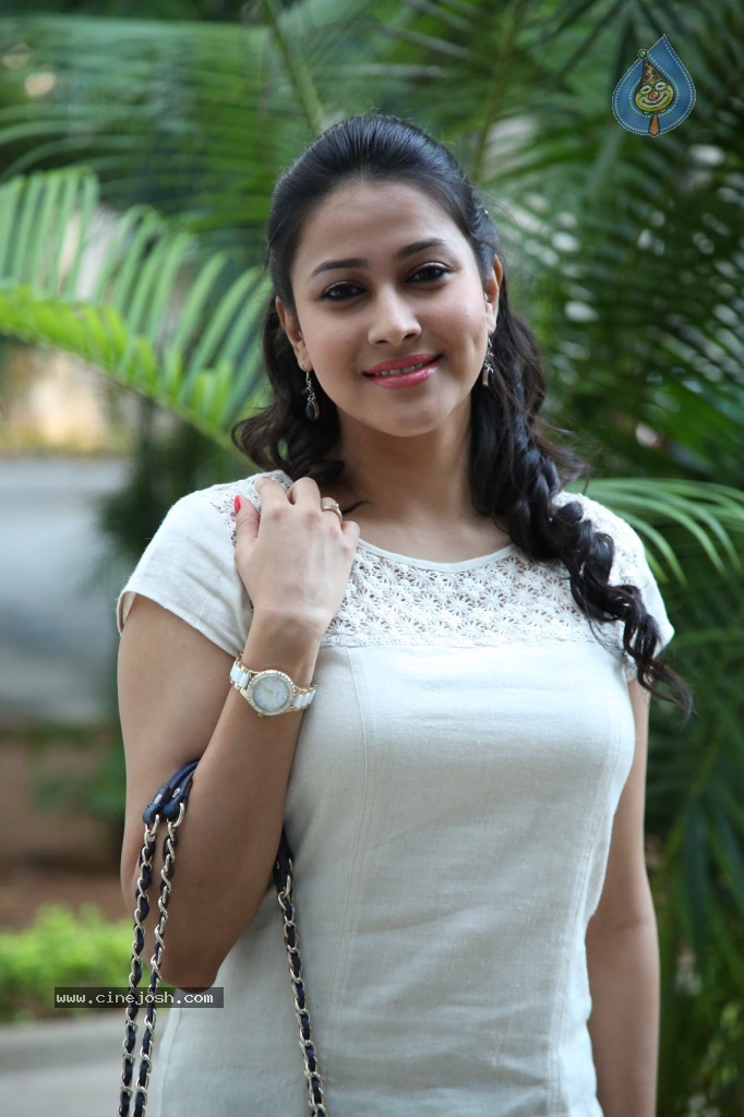 Panchi Bora Latest Pics - 26 / 68 photos