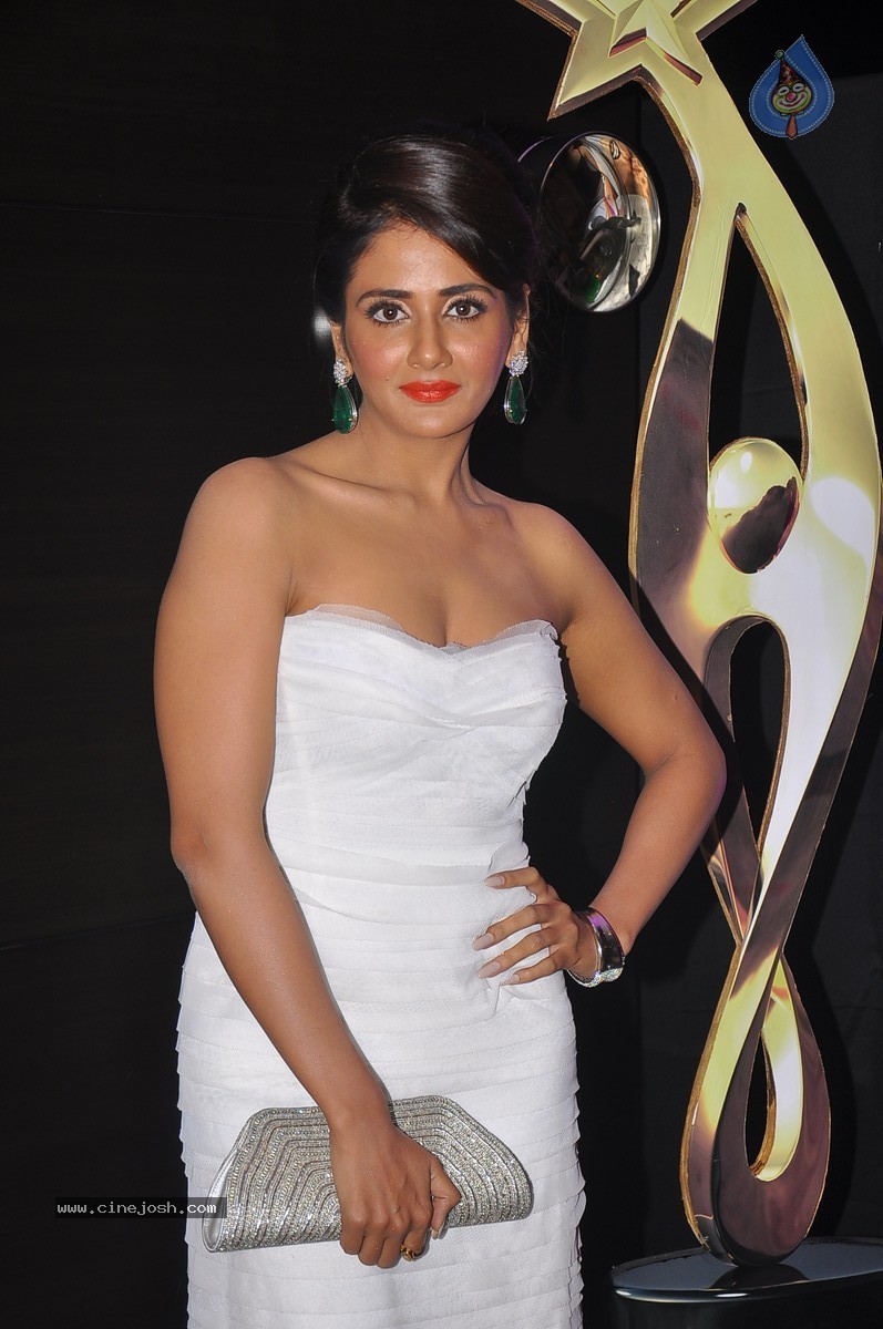 Parul Gulati Hot Stills - 10 / 49 photos