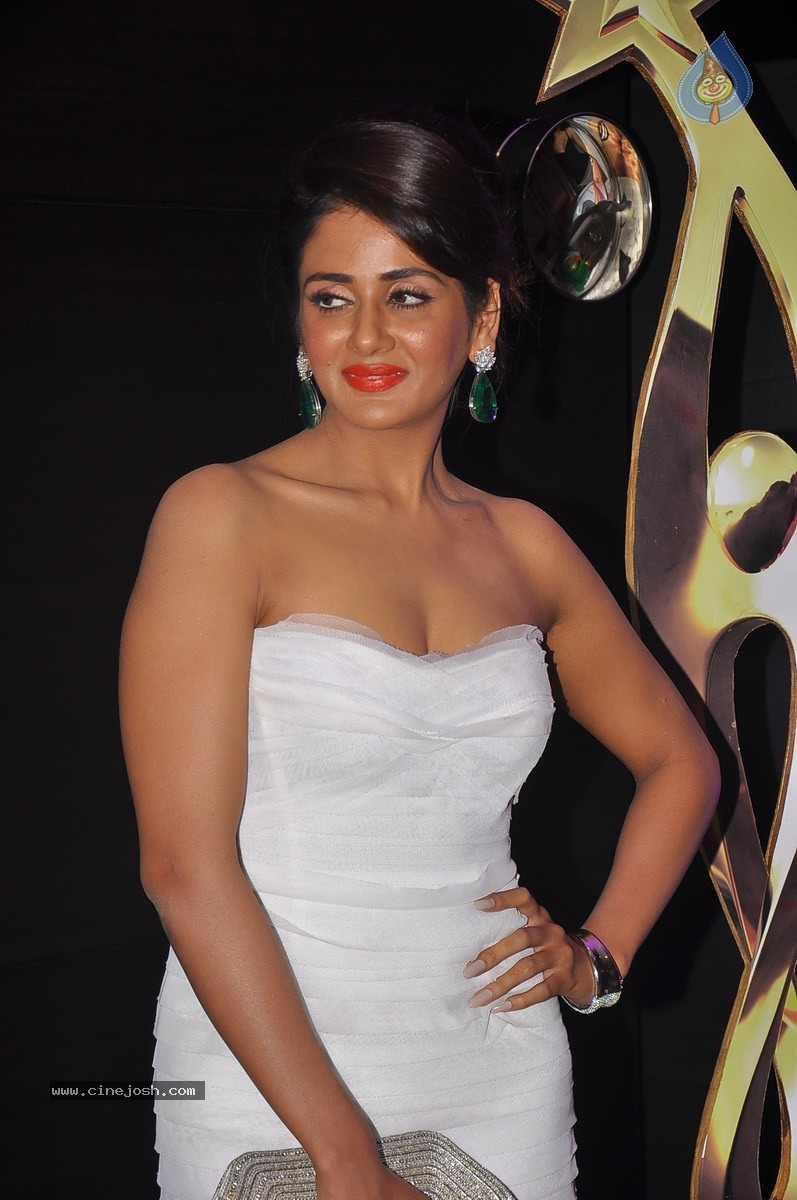 Parul Gulati Hot Stills - 24 / 49 photos
