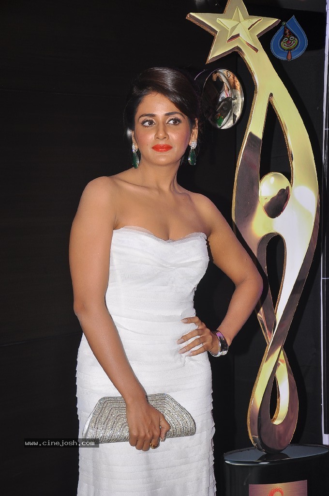 Parul Gulati Hot Stills - 33 / 49 photos