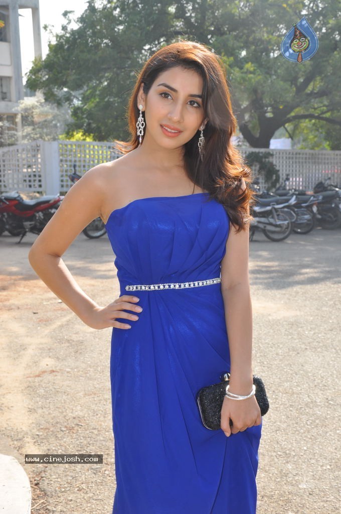 Parul Gulati Stills - 9 / 71 photos