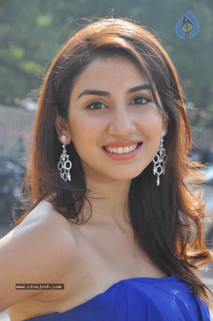 Parul Gulati Stills - 14 / 71 photos