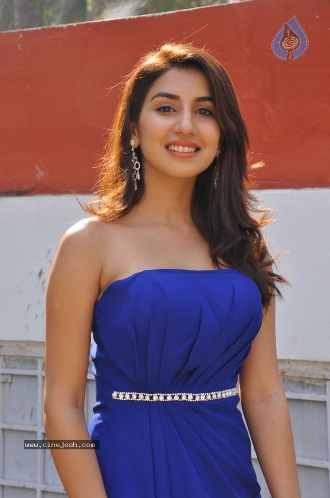 Parul Gulati Stills - 29 / 71 photos