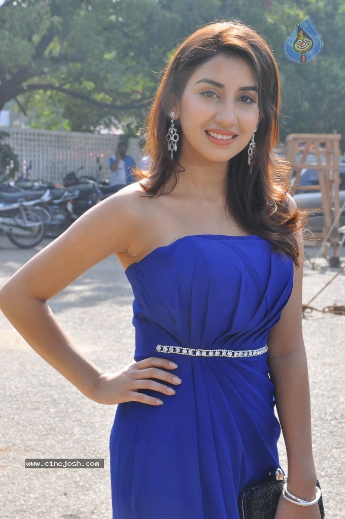 Parul Gulati Stills - 32 / 71 photos