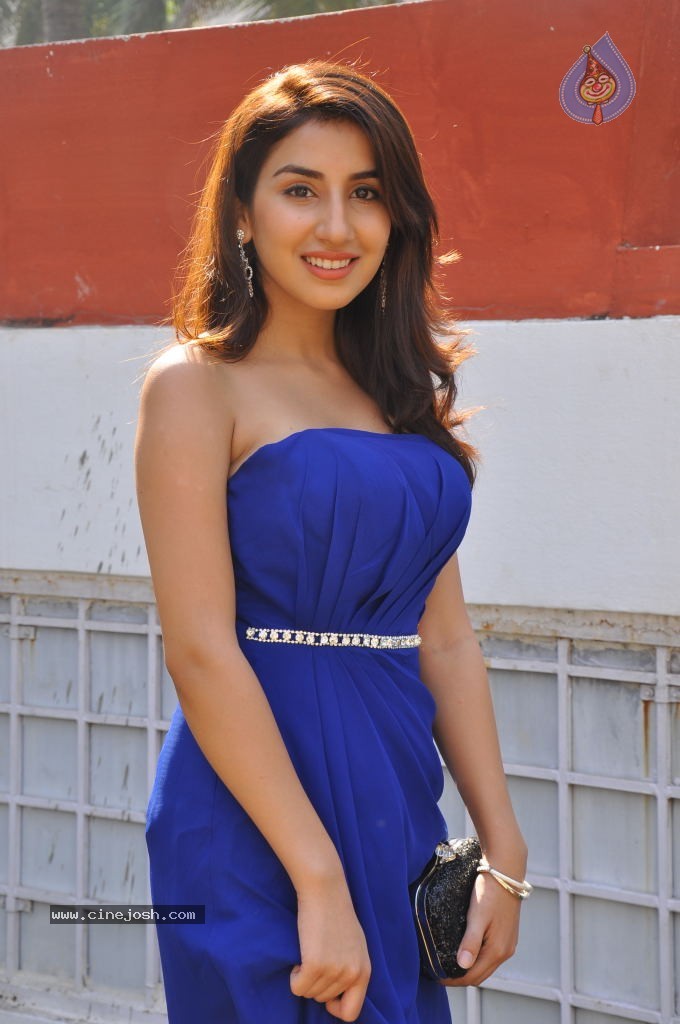 Parul Gulati Stills - 40 / 71 photos