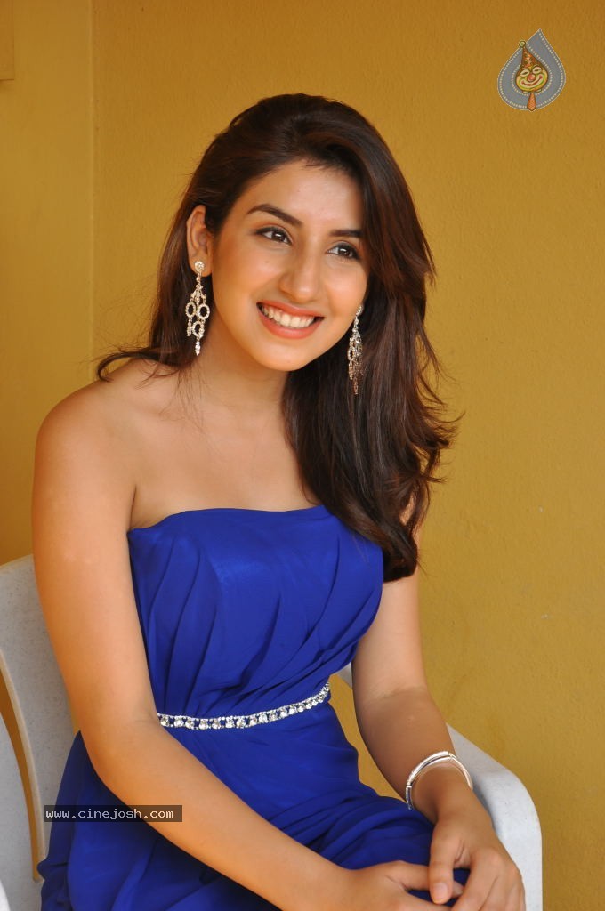 Parul Gulati Stills - 54 / 71 photos