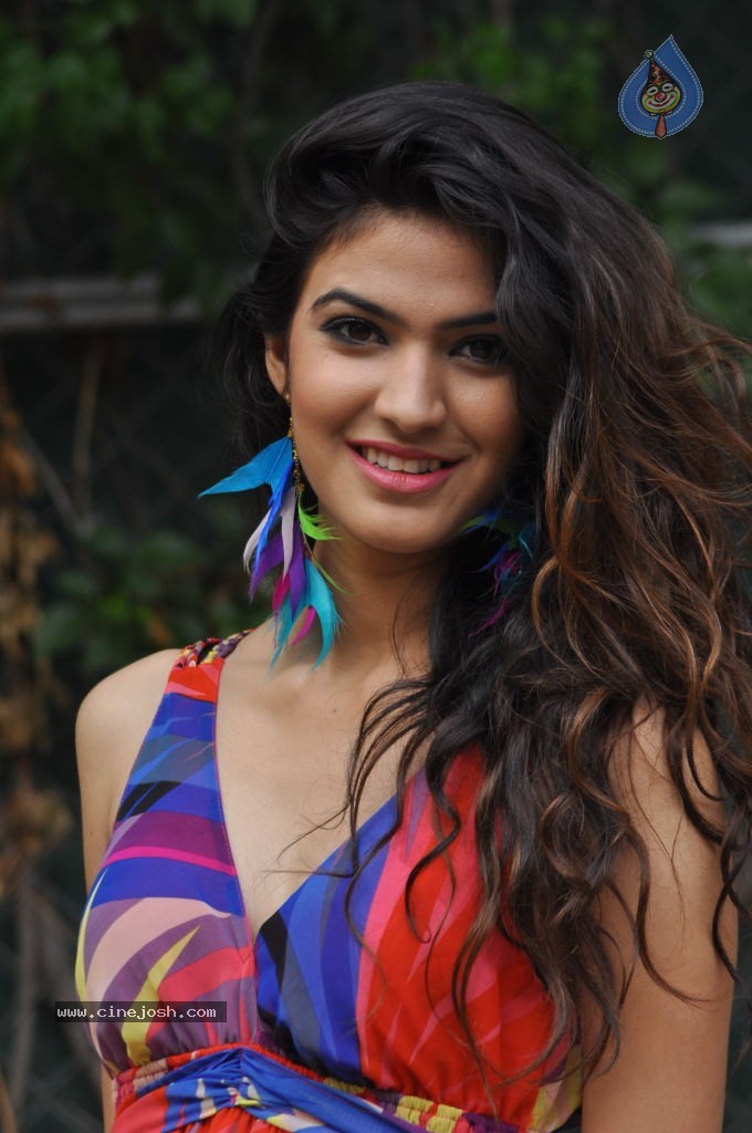 Parun Hot Stills - 38 / 56 photos