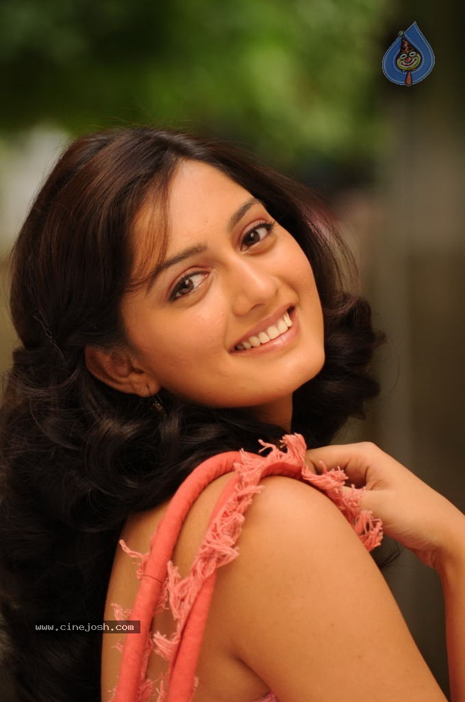 Parvathi Hot Stills - 34 / 89 photos