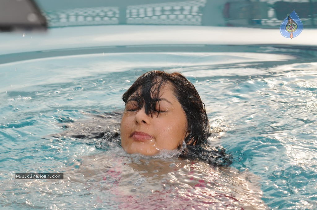 Parvathi Hot Stills - 36 / 89 photos