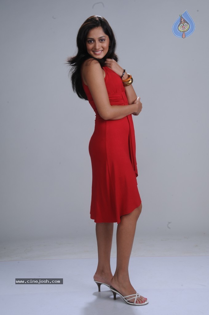 Parvathi New Stills - 14 / 43 photos