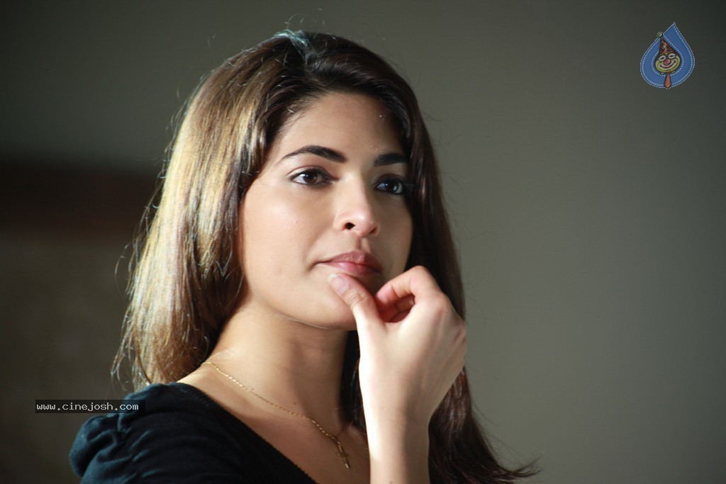 Parvathi New Stills - 6 / 38 photos