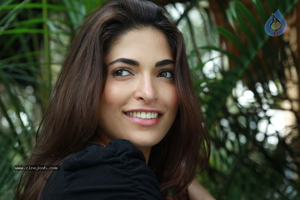 Parvathi New Stills - 8 / 38 photos