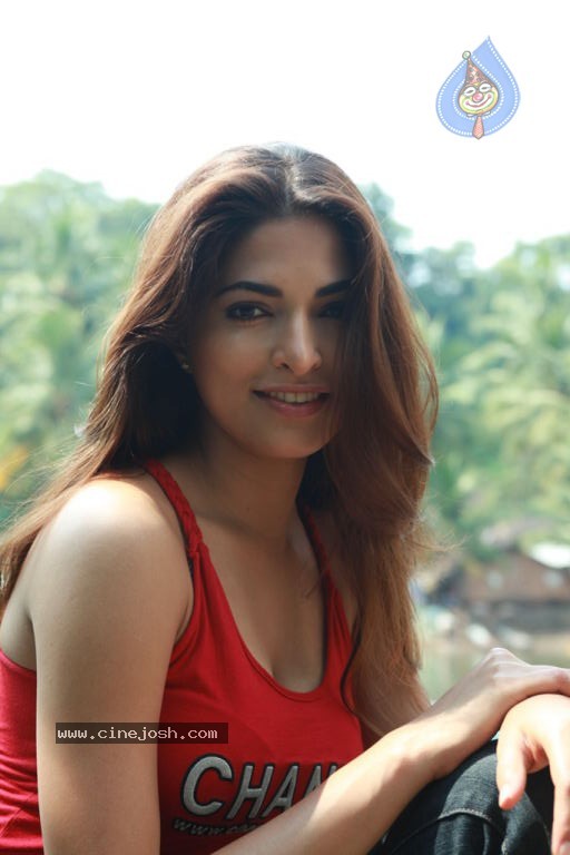 Parvathi New Stills - 10 / 38 photos