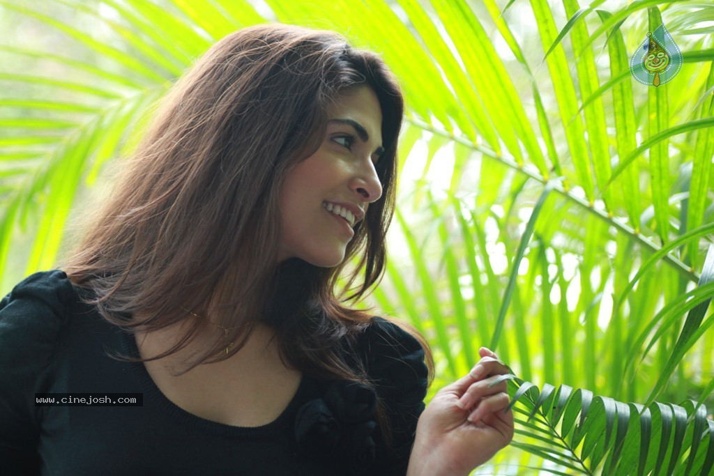 Parvathi New Stills - 18 / 38 photos