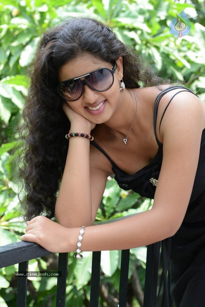 Pavani Stills - 27 / 72 photos