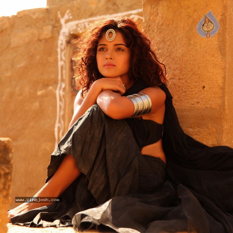Piaa Bajpai Hot Stills - 1 / 18 photos