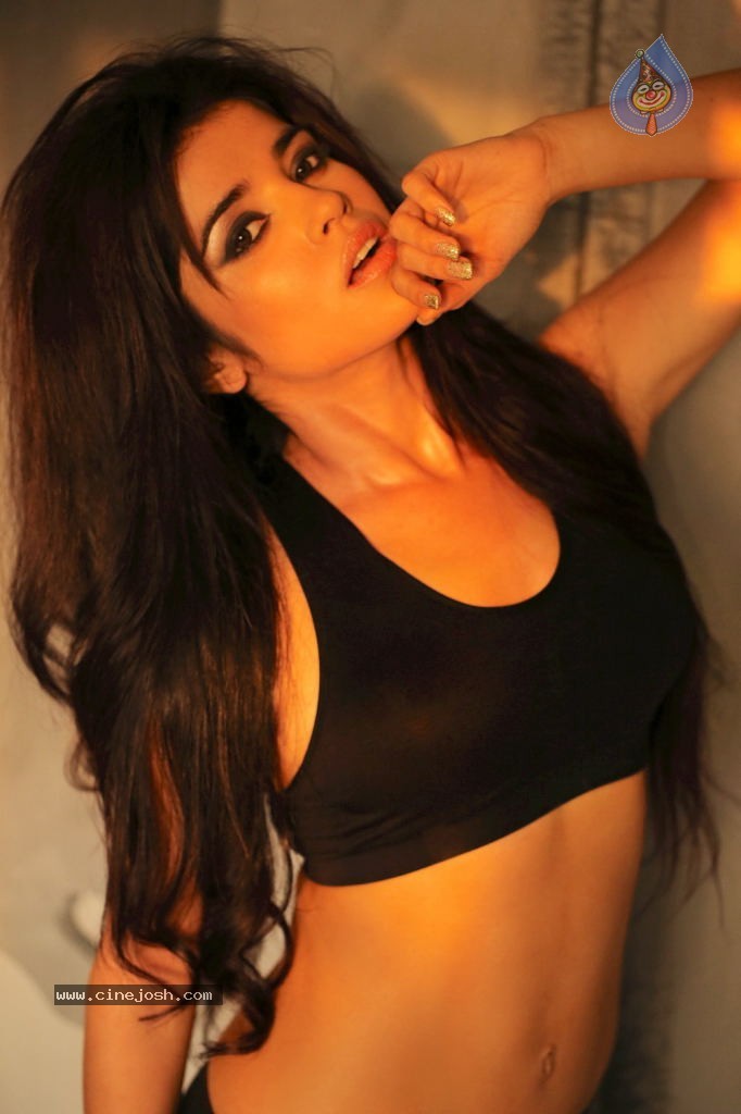 Piaa Bajpai Hot Stills - 4 / 18 photos