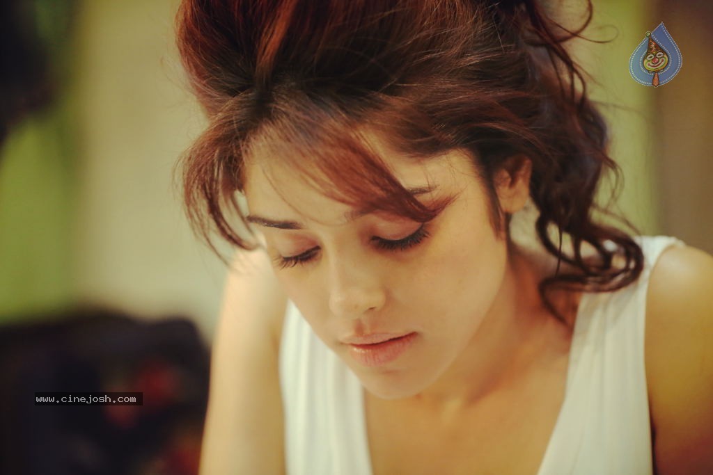 Piaa Bajpai Hot Stills - 13 / 18 photos