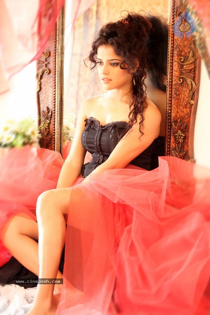 Piaa Bajpai Hot Stills - 17 / 18 photos