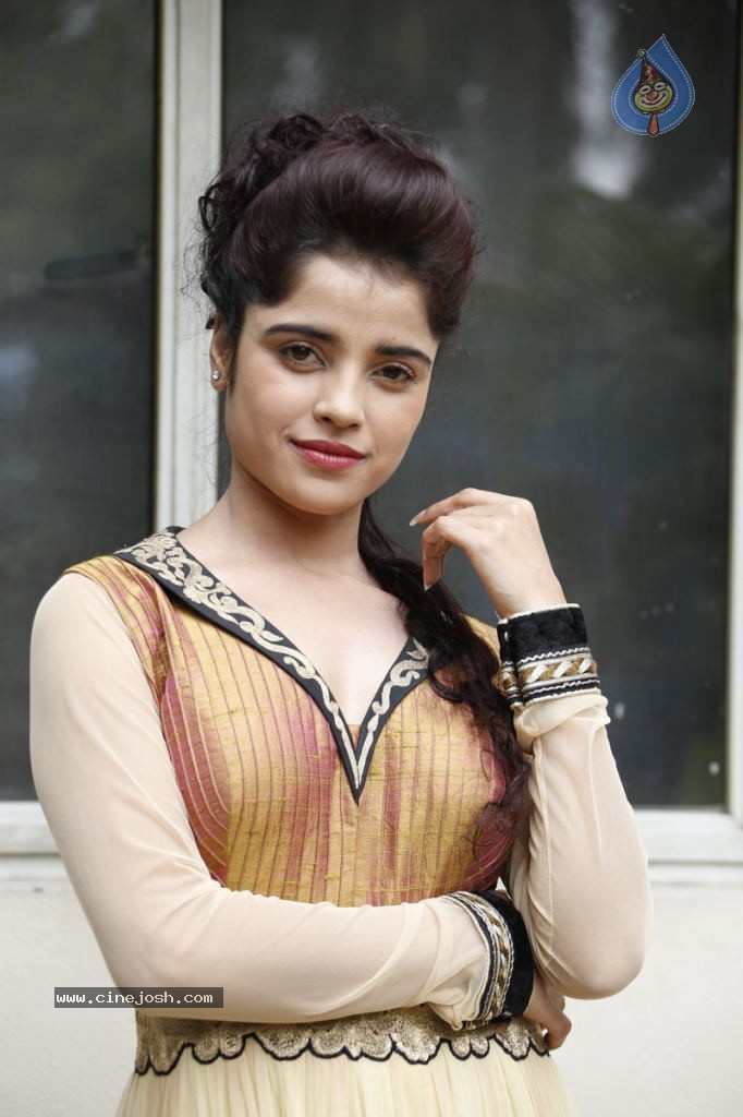 Piaa Bajpai New Stills - 27 / 63 photos