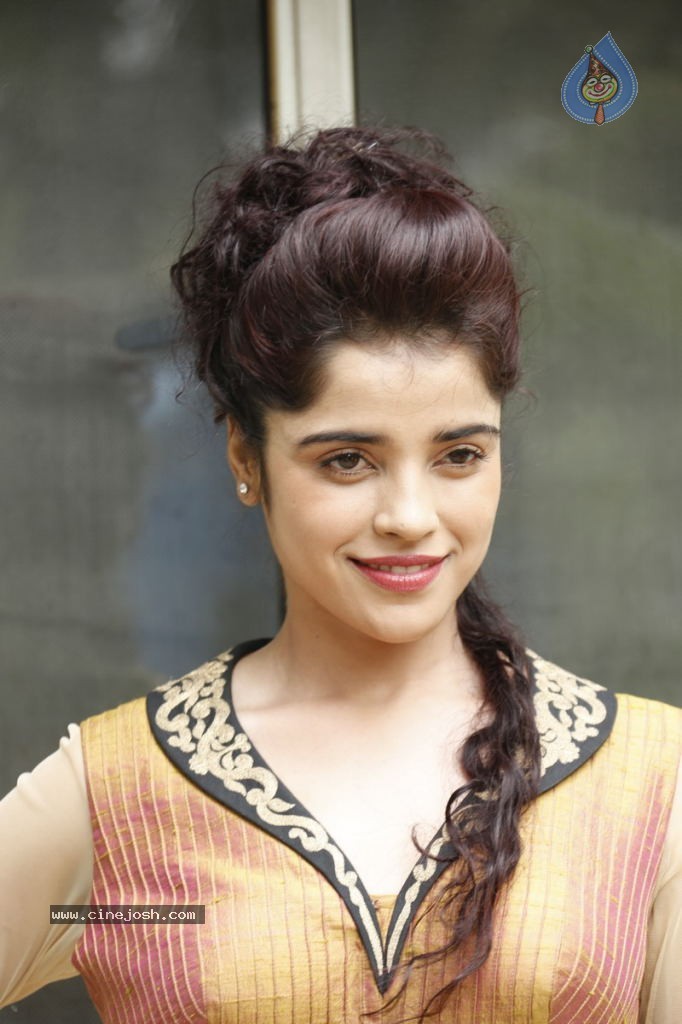 Piaa Bajpai New Stills - 31 / 63 photos
