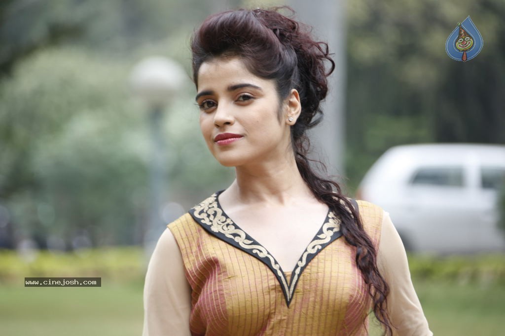 Piaa Bajpai New Stills - 44 / 63 photos