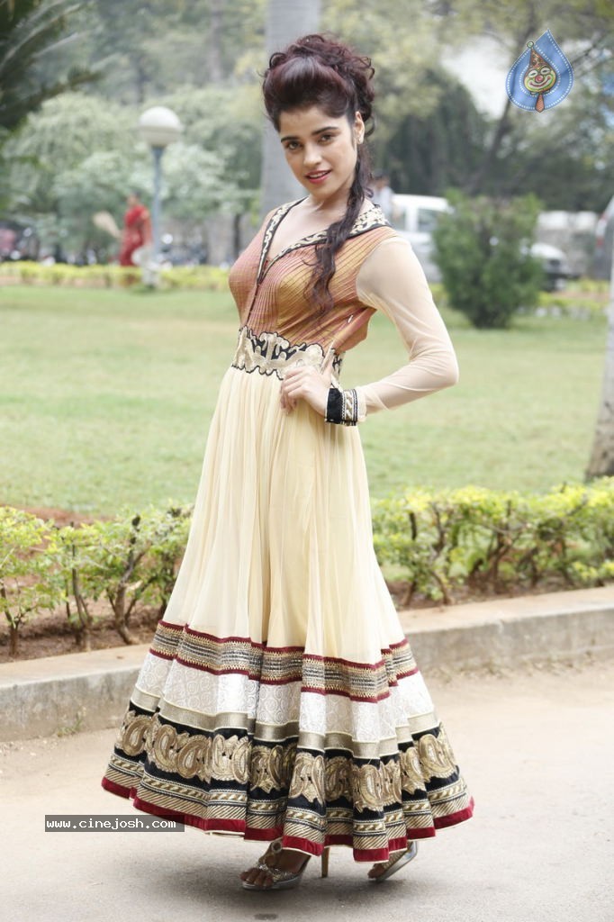 Piaa Bajpai New Stills - 53 / 63 photos