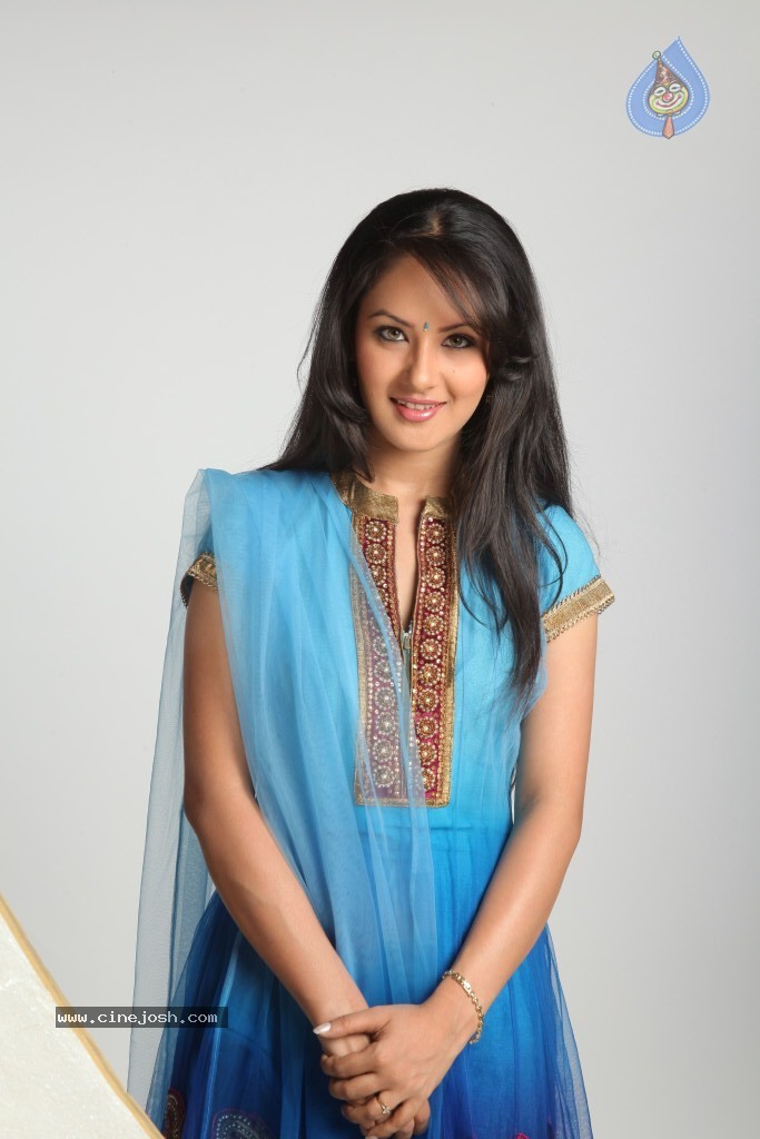 Pooja Bose Latest Stills - 10 / 56 photos