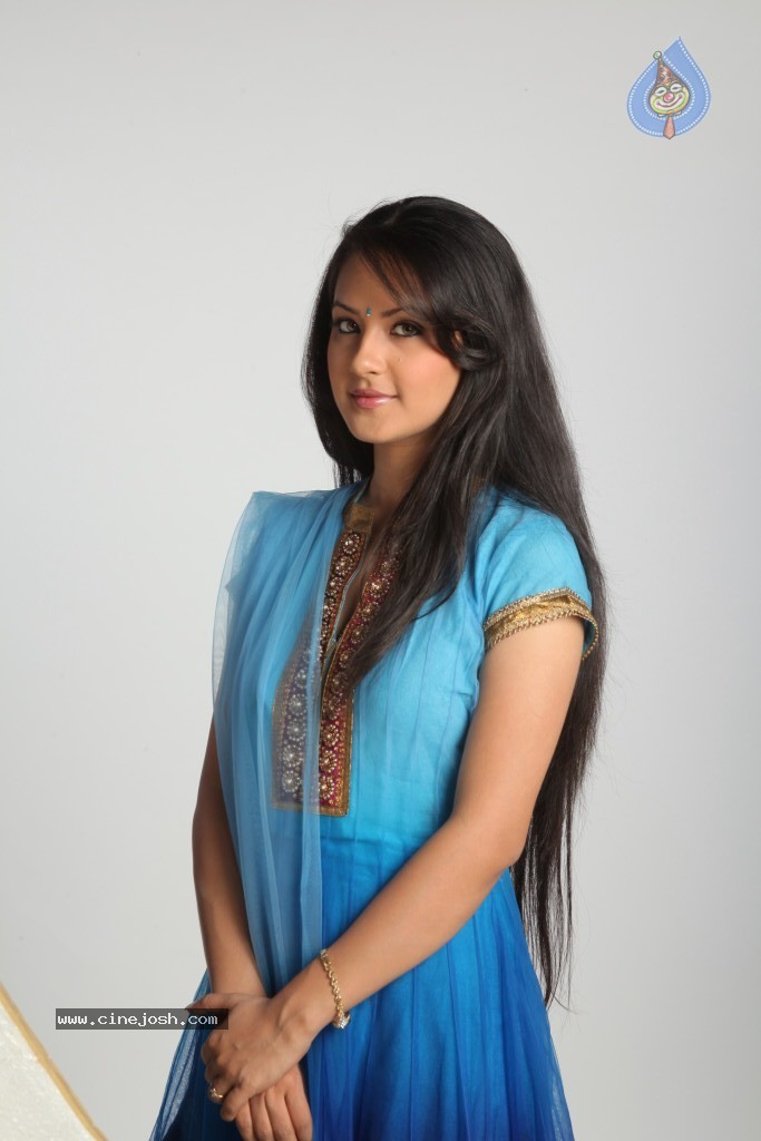 Pooja Bose Latest Stills - 20 / 56 photos