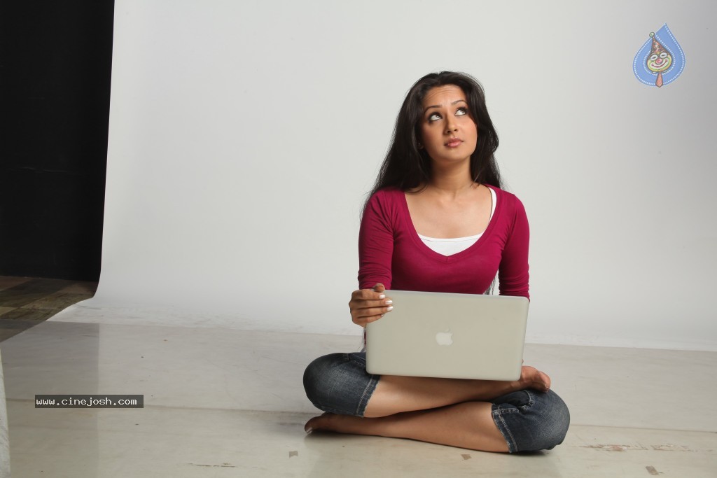 Pooja Bose Latest Stills - 23 / 56 photos