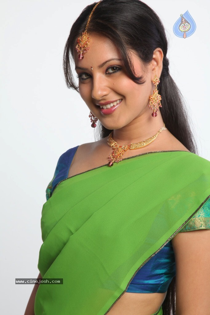 Pooja Bose Latest Stills - 28 / 56 photos