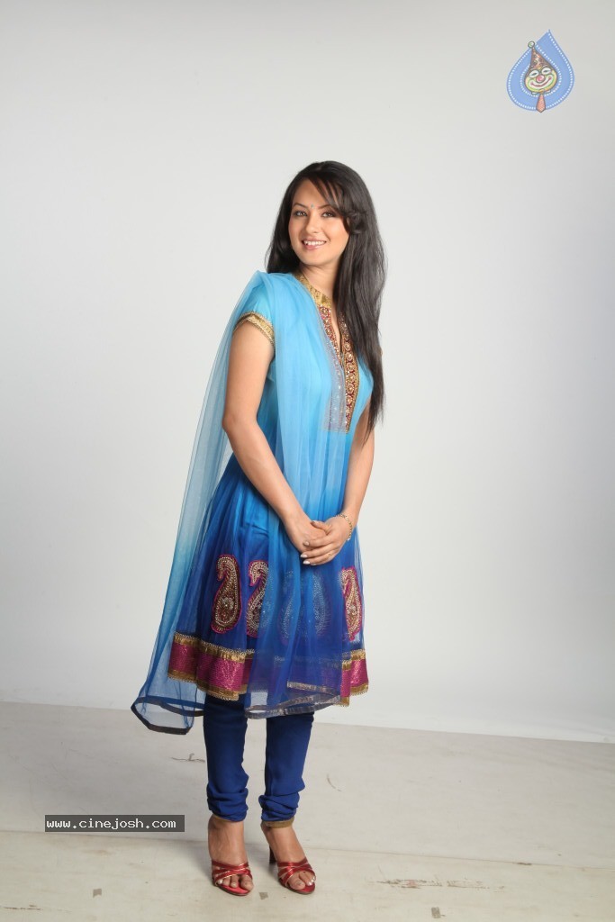 Pooja Bose Latest Stills - 32 / 56 photos