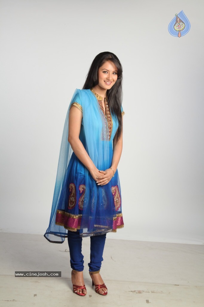 Pooja Bose Latest Stills - 36 / 56 photos