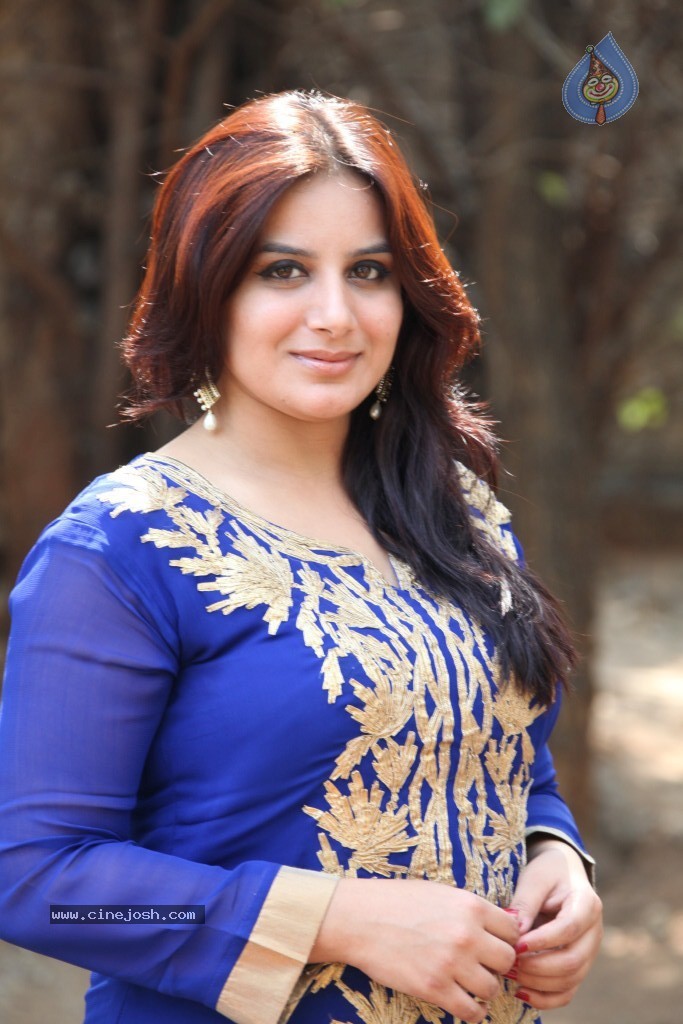 Pooja Gandhi New Stills - 5 / 104 photos