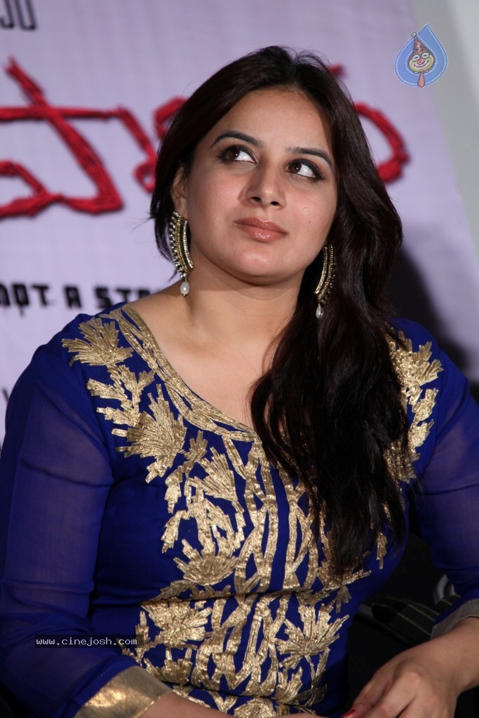 Pooja Gandhi New Stills - 17 / 104 photos