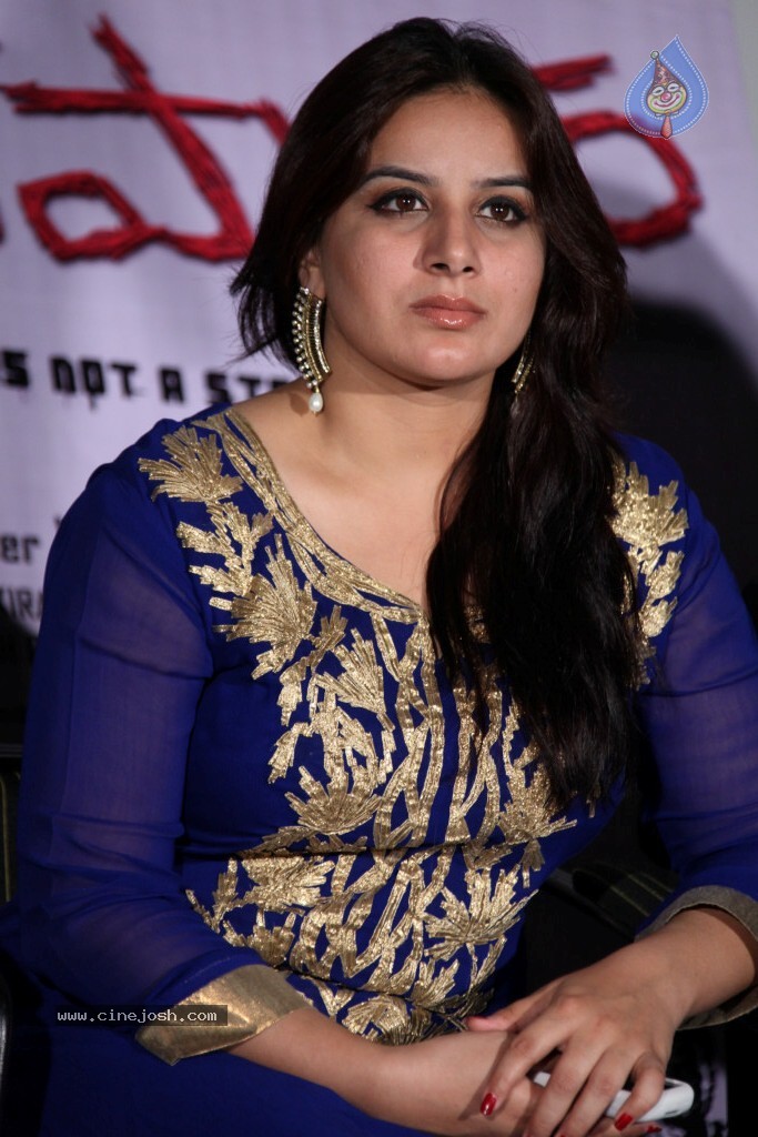 Pooja Gandhi New Stills - 37 / 104 photos