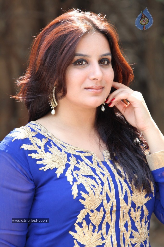 Pooja Gandhi New Stills - 40 / 104 photos
