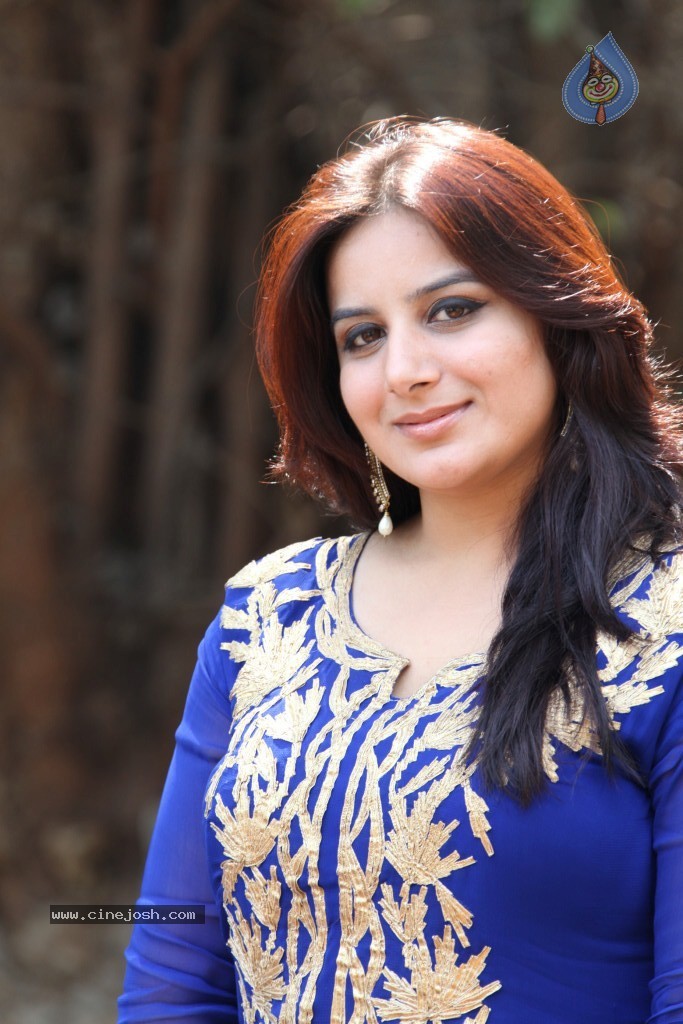 Pooja Gandhi New Stills - 46 / 104 photos