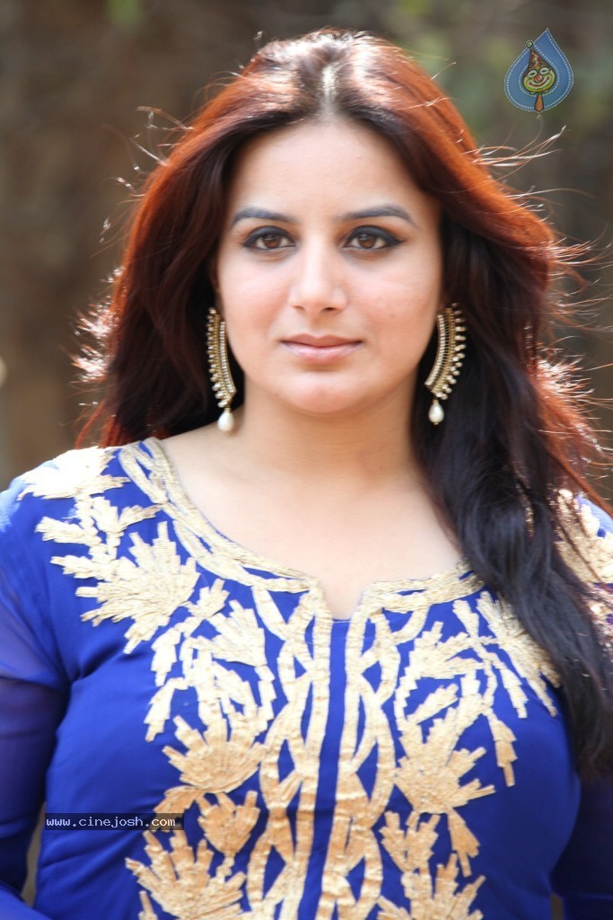 Pooja Gandhi New Stills - 62 / 104 photos