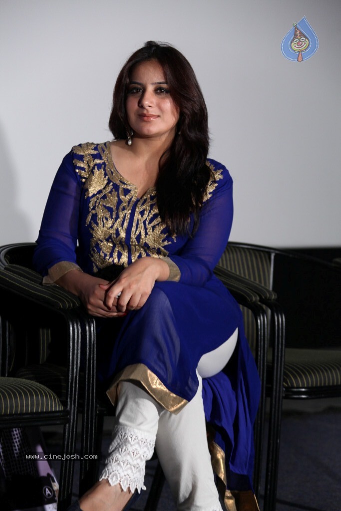 Pooja Gandhi New Stills - 75 / 104 photos